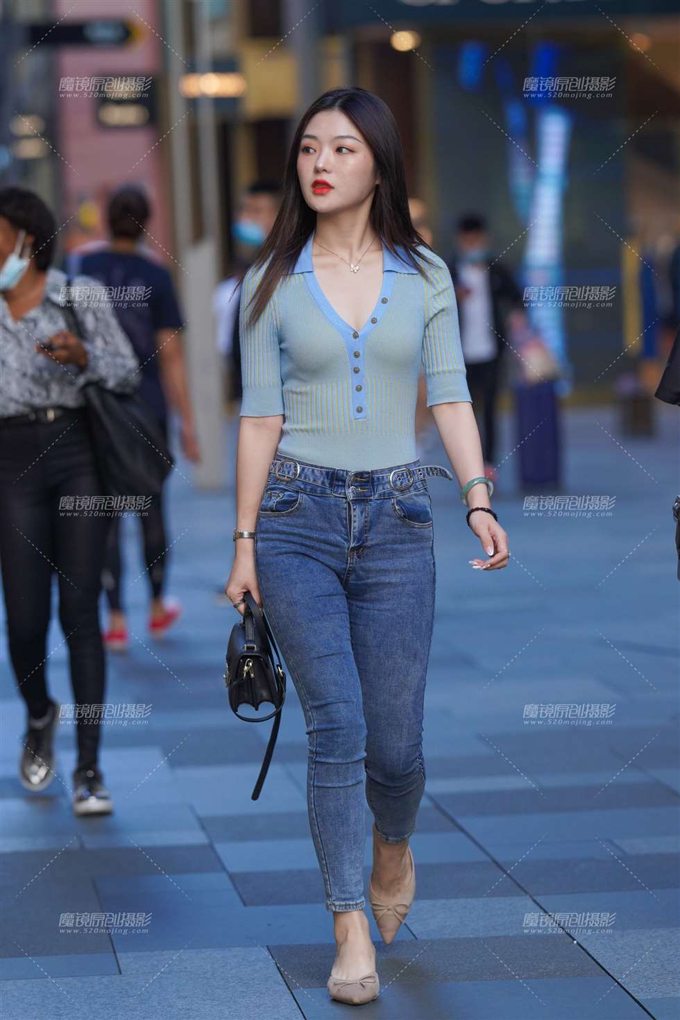 图片[1]-【凯恩赛贴】紧牛美眉-街拍流行馆