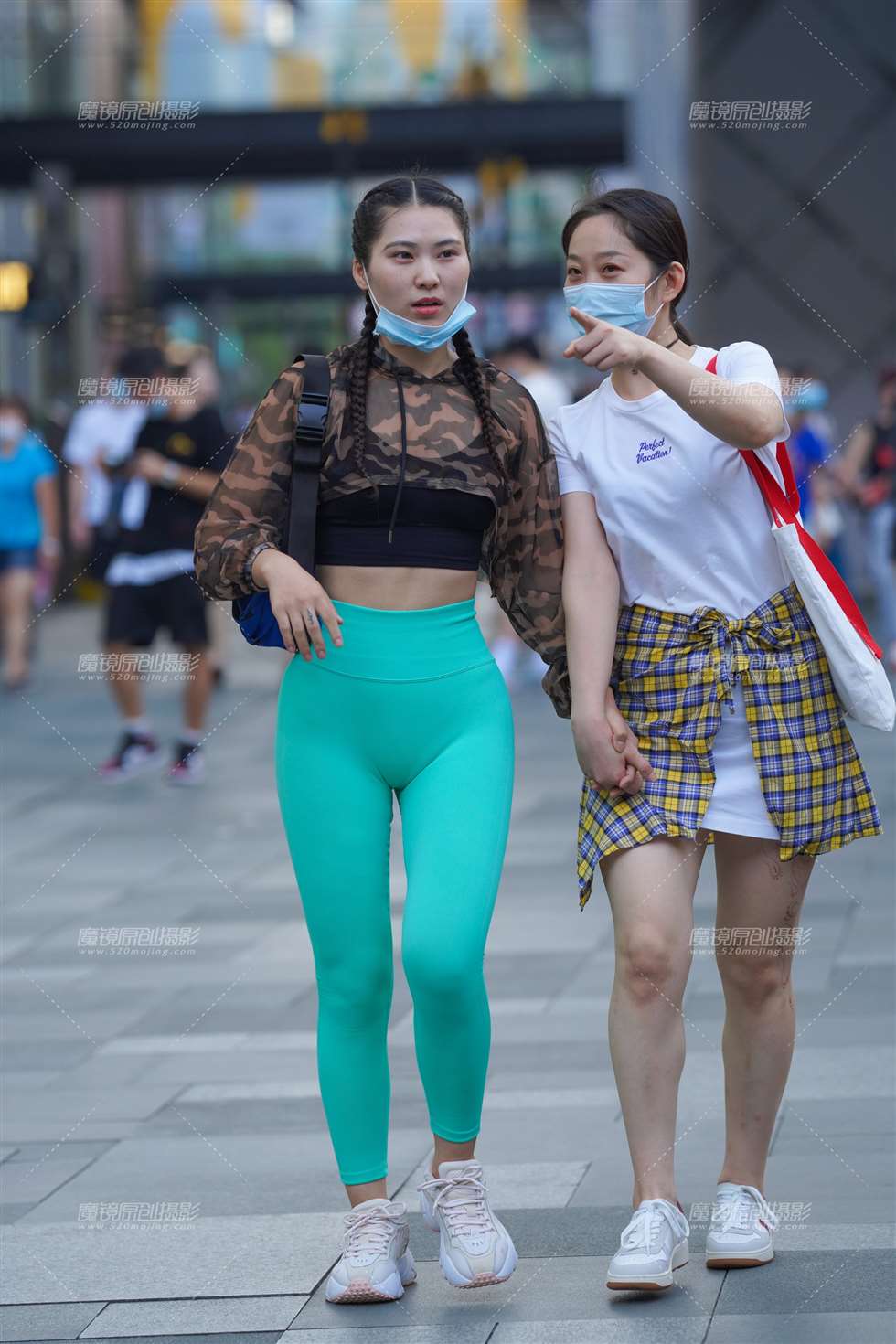 图片[1]-紧身运动裤 彰显凹凸有致的身材-街拍流行馆