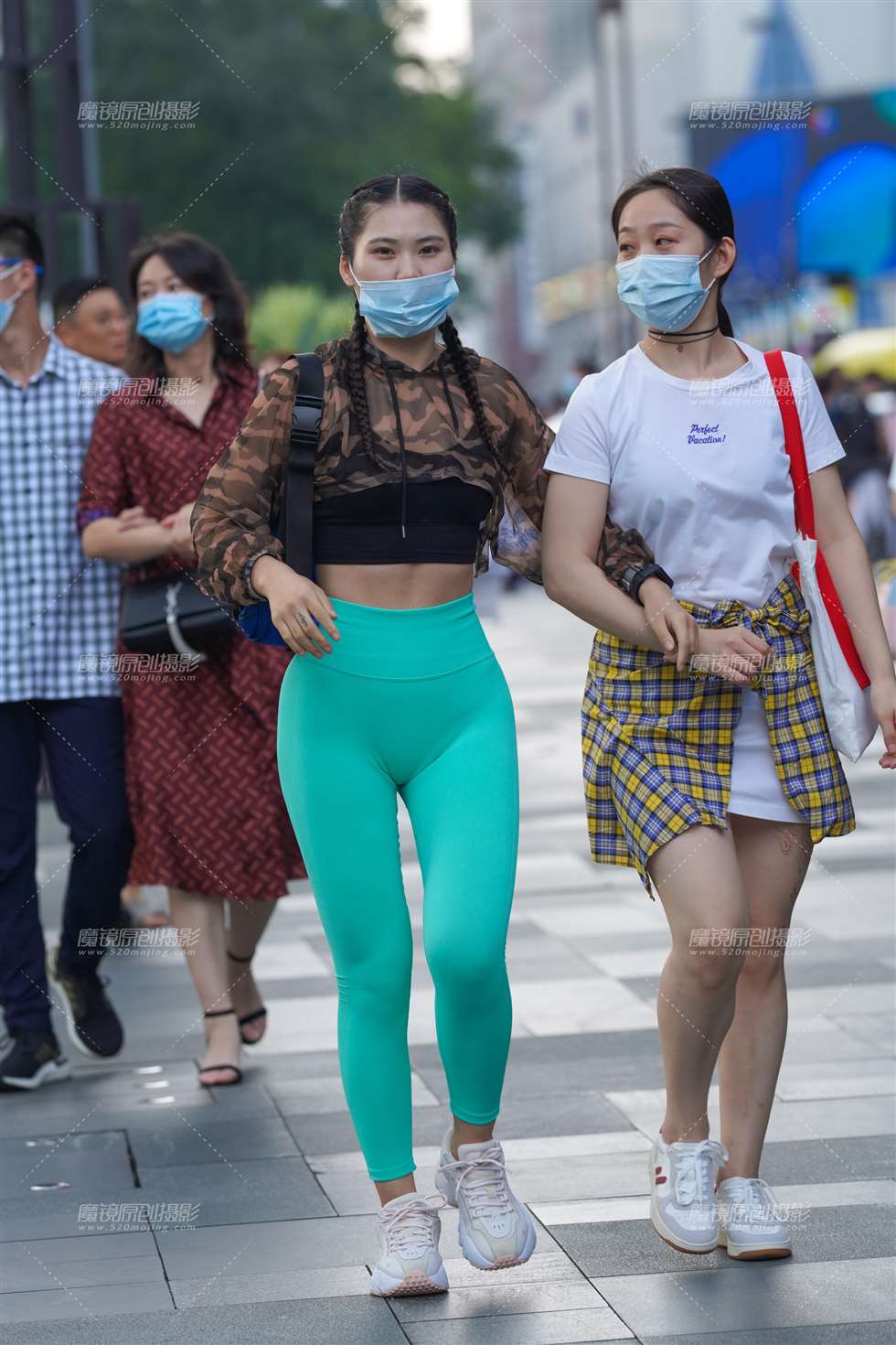 图片[4]-紧身运动裤 彰显凹凸有致的身材-街拍流行馆