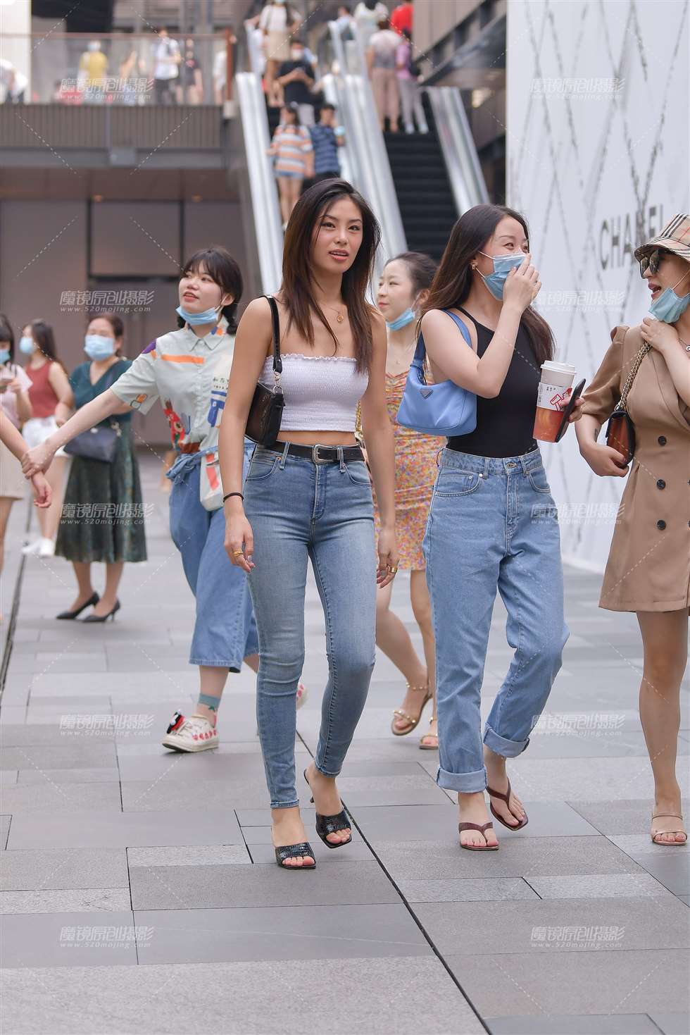 图片[3]-抹胸紧牛小姐姐-街拍流行馆