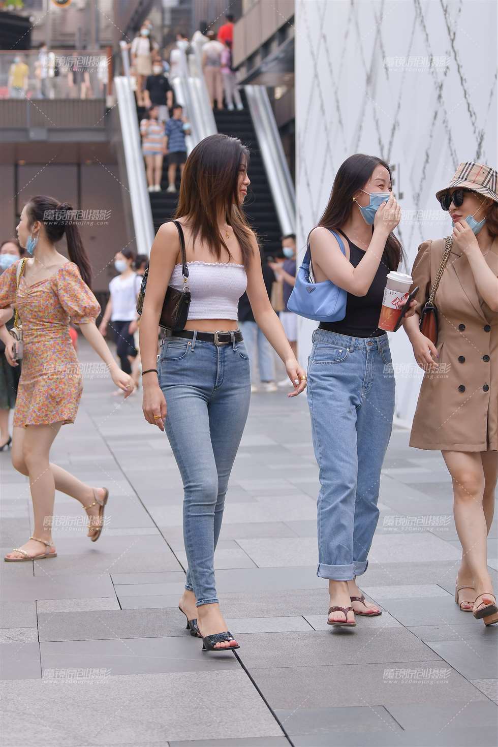 图片[4]-抹胸紧牛小姐姐-街拍流行馆
