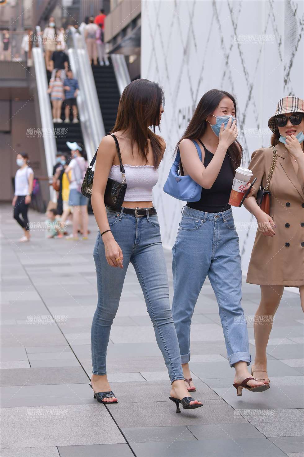 图片[5]-抹胸紧牛小姐姐-街拍流行馆