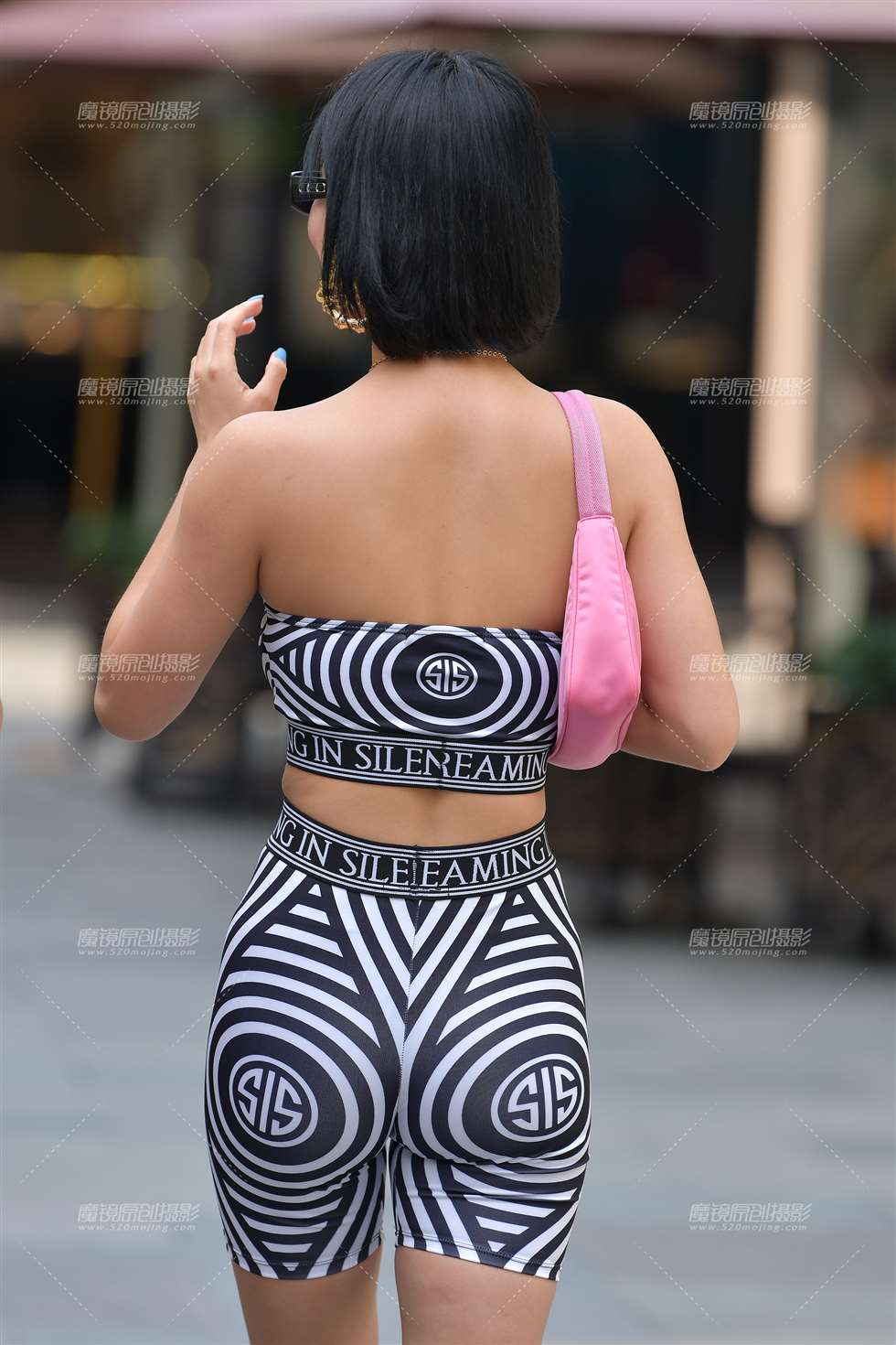 图片[2]-这套紧身服有点眼花~-街拍流行馆