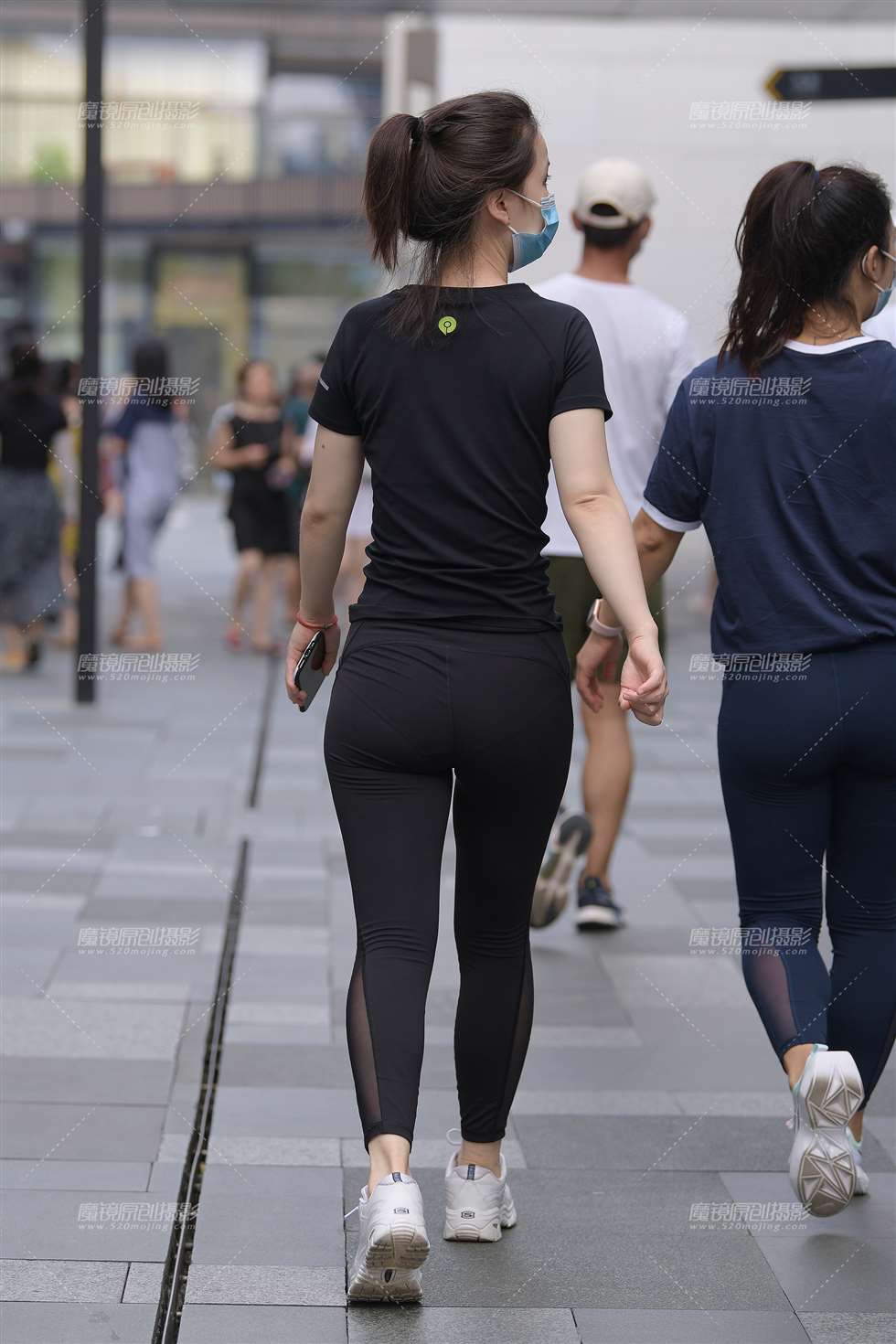 图片[3]-简约黑，润臀美女-街拍流行馆