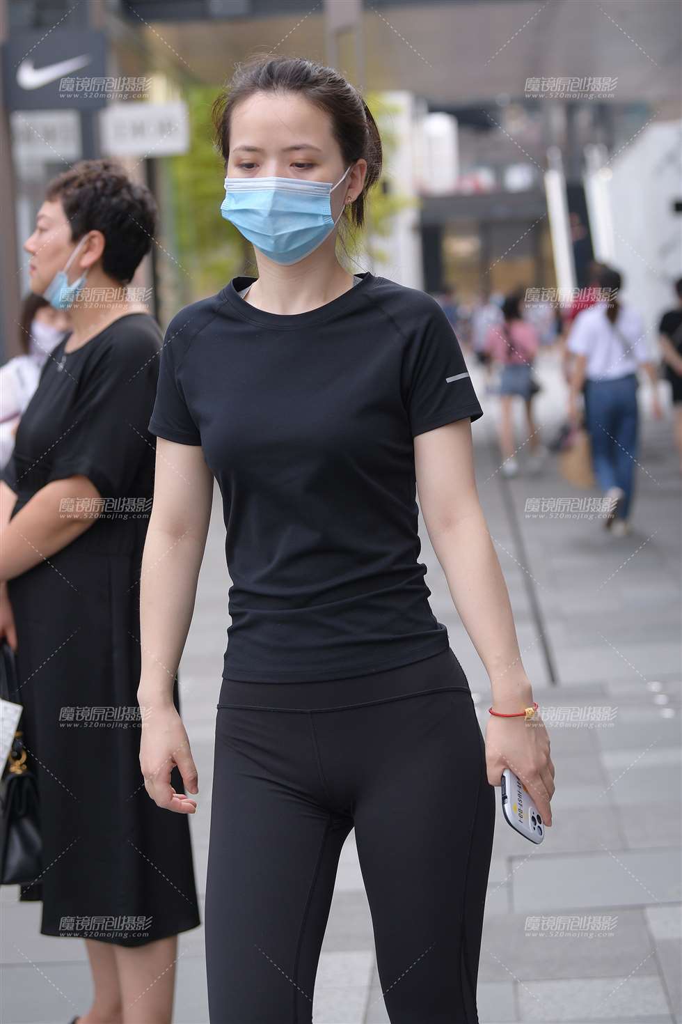 图片[1]-简约黑，润臀美女-街拍流行馆