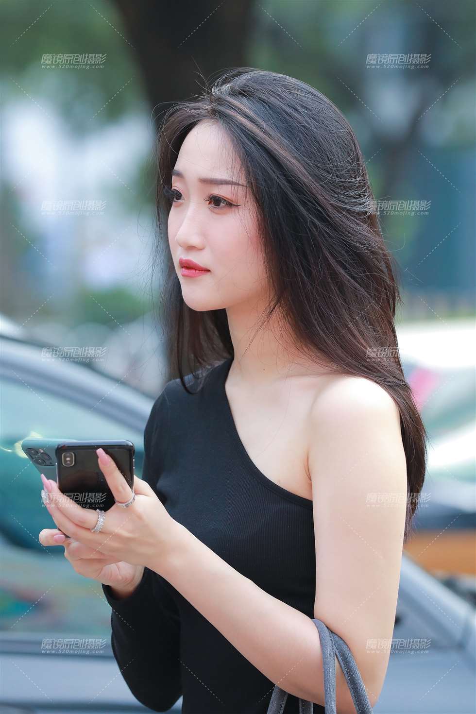 图片[1]-【玻璃街拍】黑色连衣裙美女-街拍流行馆