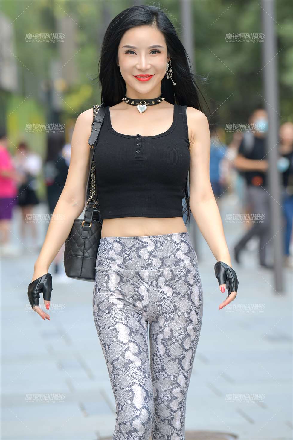 图片[2]-蟒纹紧身裤美女-街拍流行馆