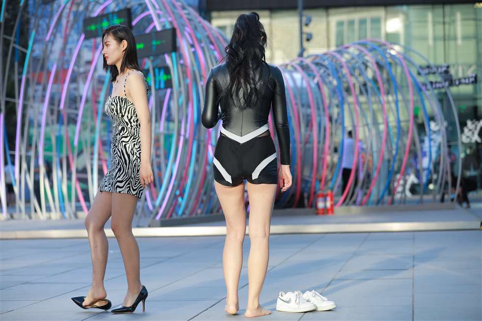 图片[2]-【玻璃街拍】黑皮热裤美女跳舞-街拍流行馆