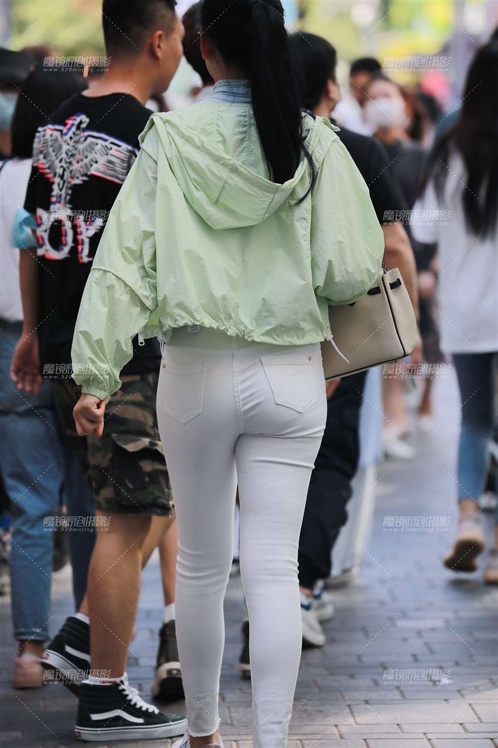 图片[5]-【玻璃街拍】白色紧身裤美女-街拍流行馆