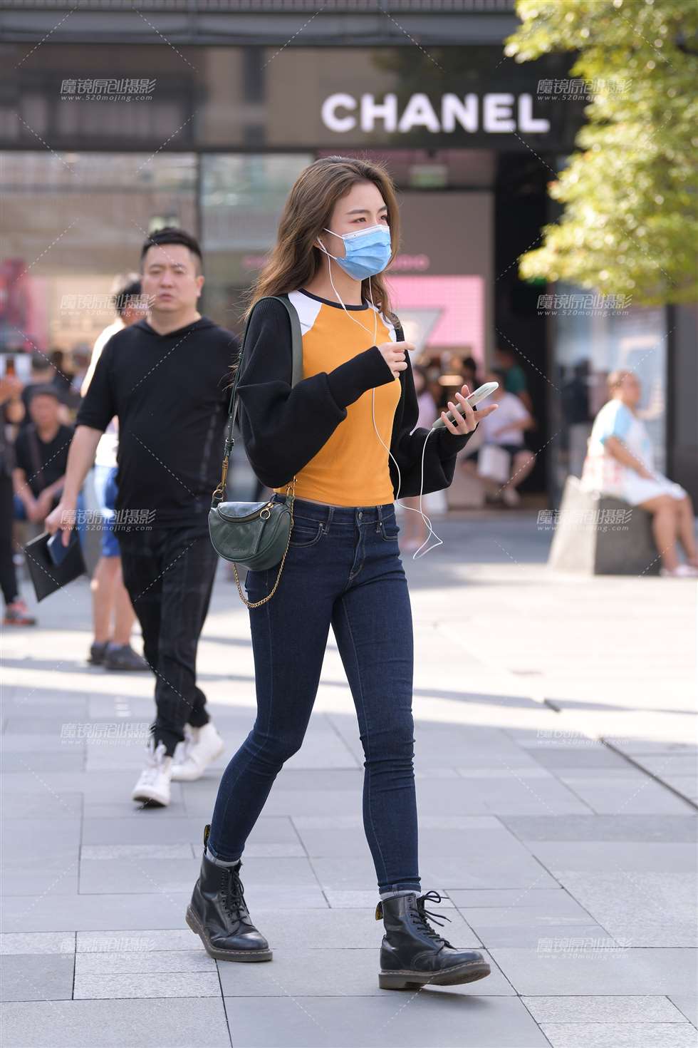 图片[1]-秋意紧牛美女-街拍流行馆