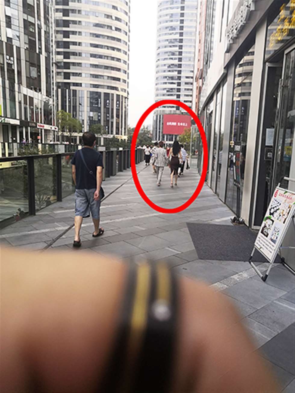 图片[3]-【赛德克赛帖】性感 气质 吊带裙美女-街拍流行馆