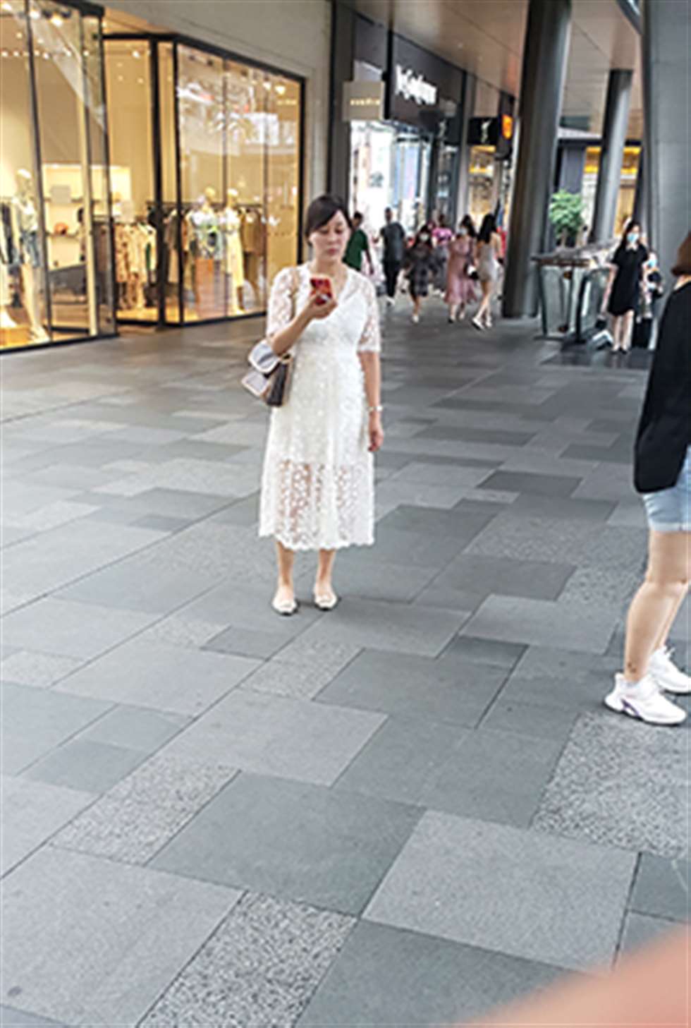图片[3]-可爱短裙女孩-街拍流行馆