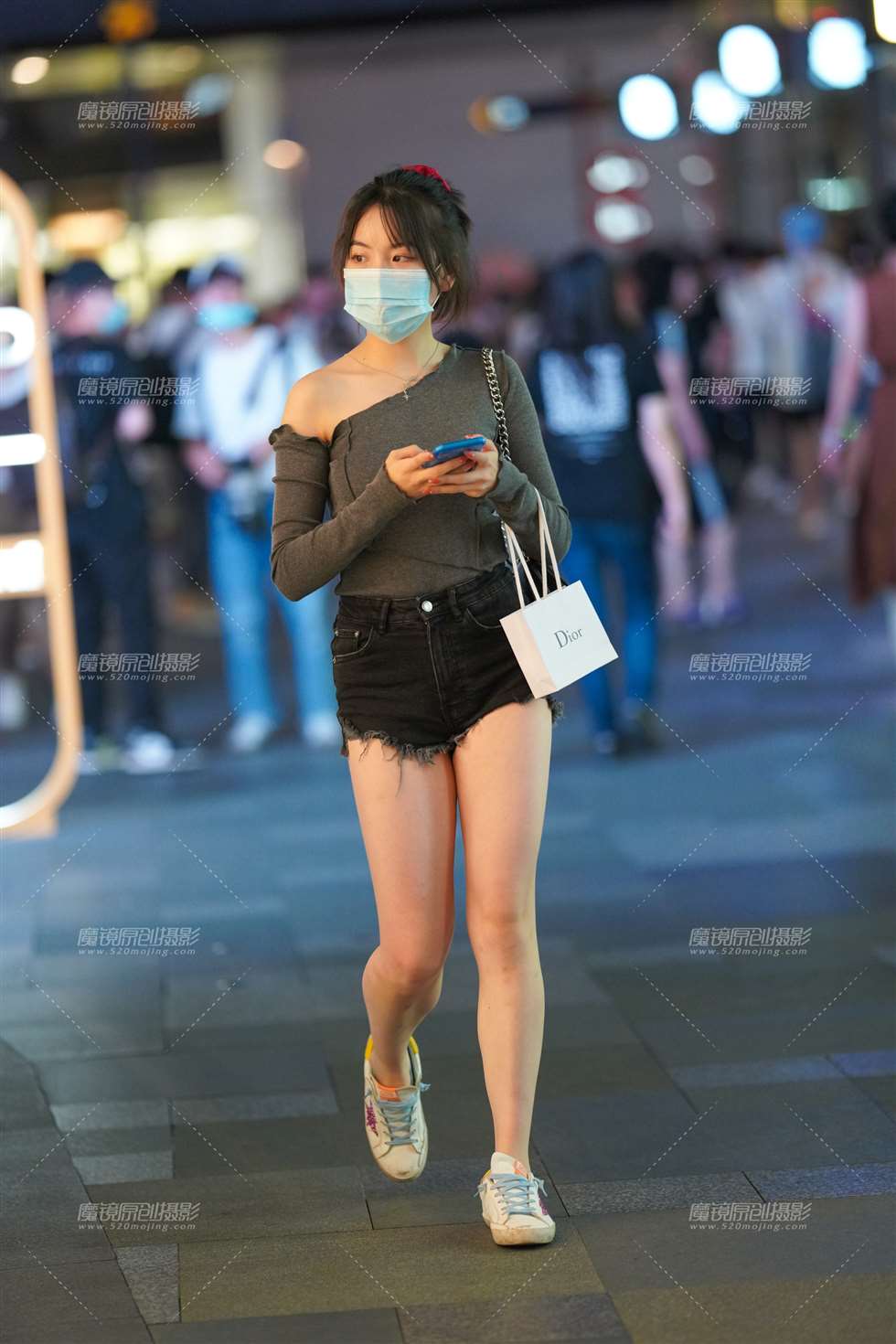 图片[1]-一个人逛街的热裤女孩-街拍流行馆