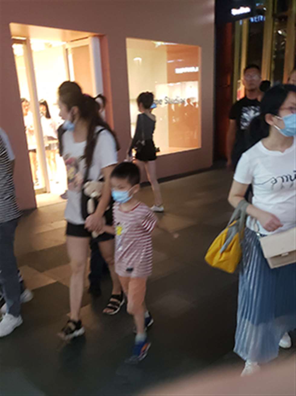 图片[3]-一个人逛街的热裤女孩-街拍流行馆