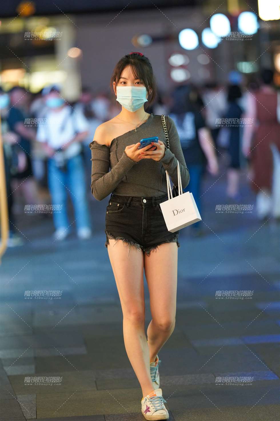 图片[5]-一个人逛街的热裤女孩-街拍流行馆