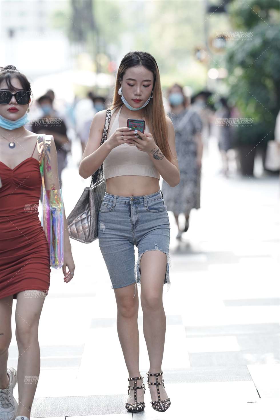 图片[1]-牛仔裤美眉-街拍流行馆