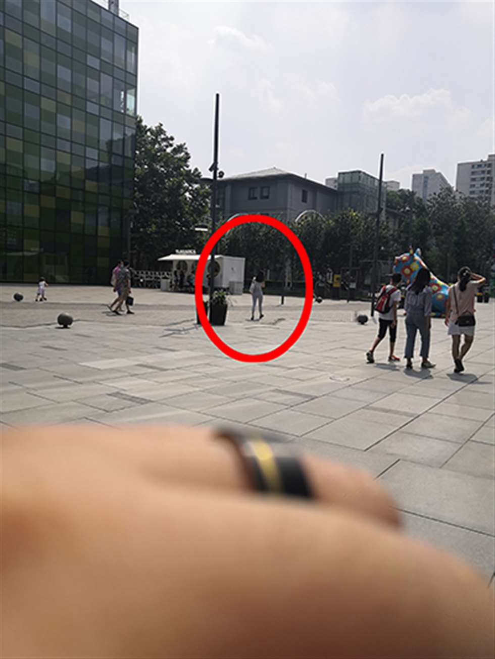 图片[3]-【赛德克赛帖】打电话的紧身裤美女-街拍流行馆