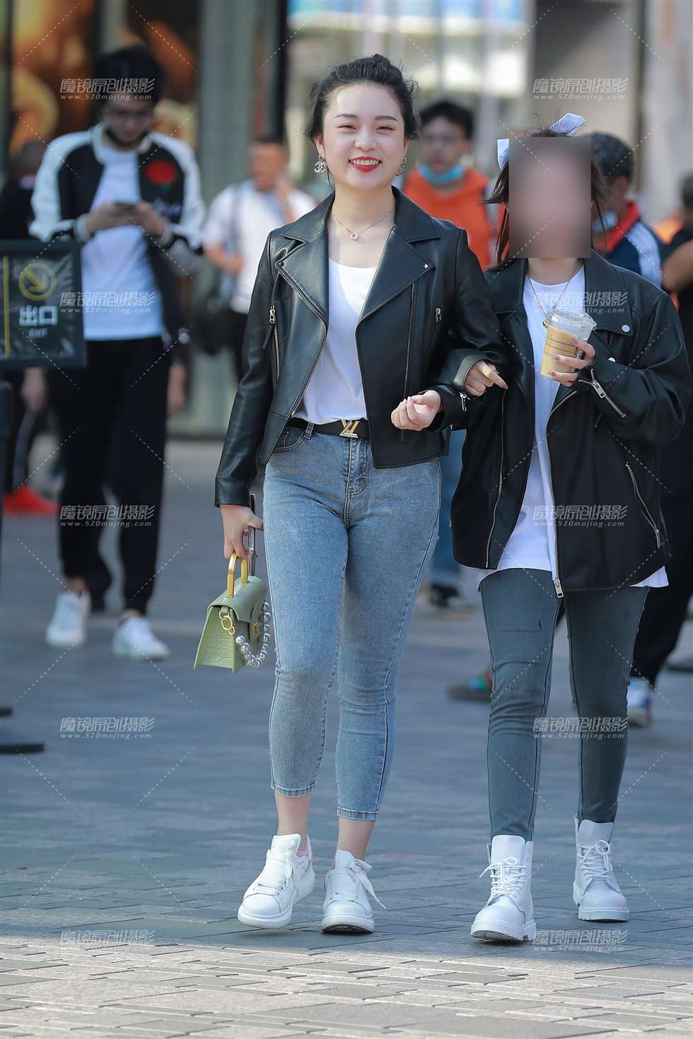 图片[1]-【玻璃街拍】紧身牛仔裤小妹-街拍流行馆