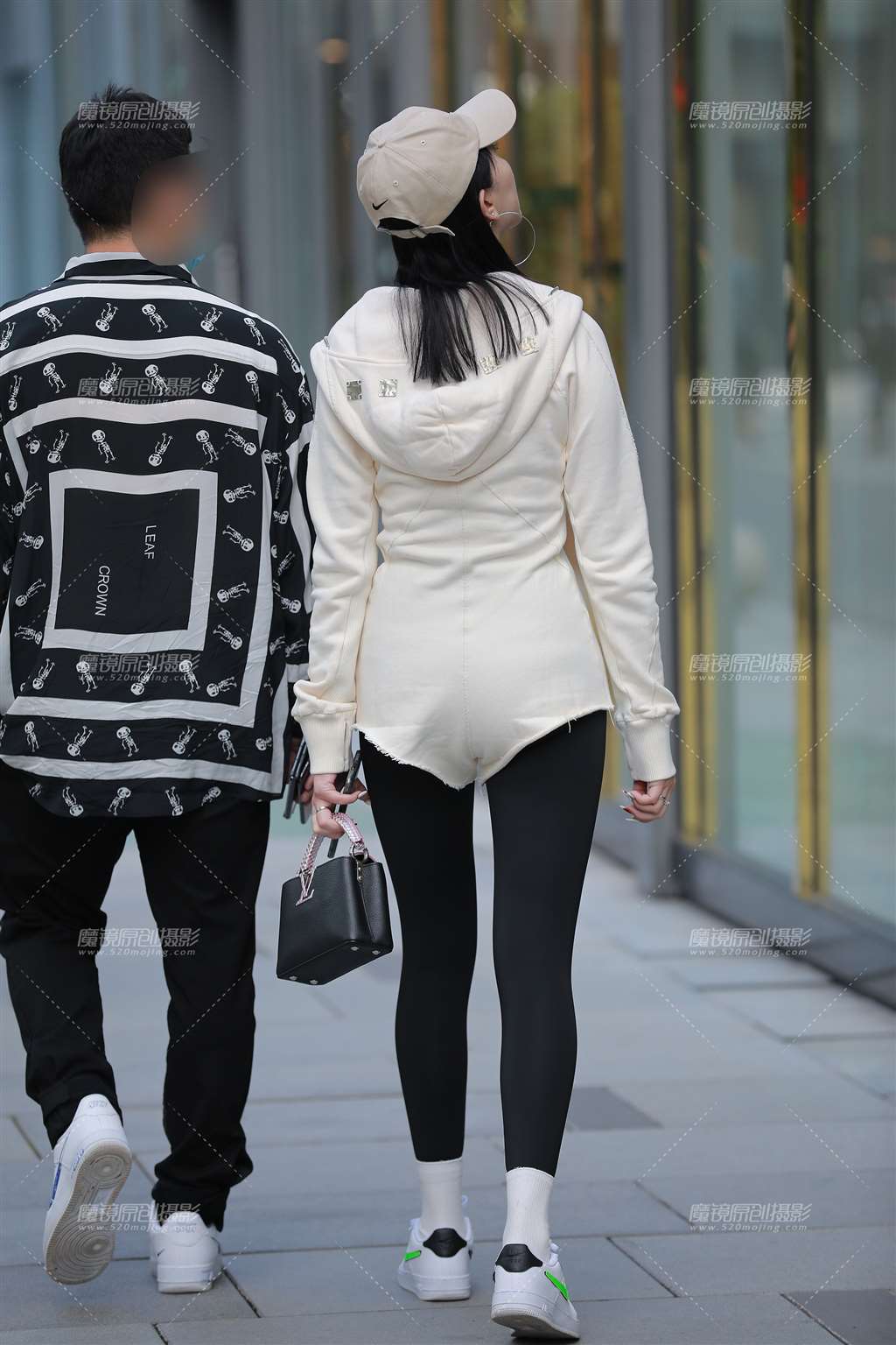 图片[4]-【玻璃街拍】紧身裤连体衣女友-街拍流行馆