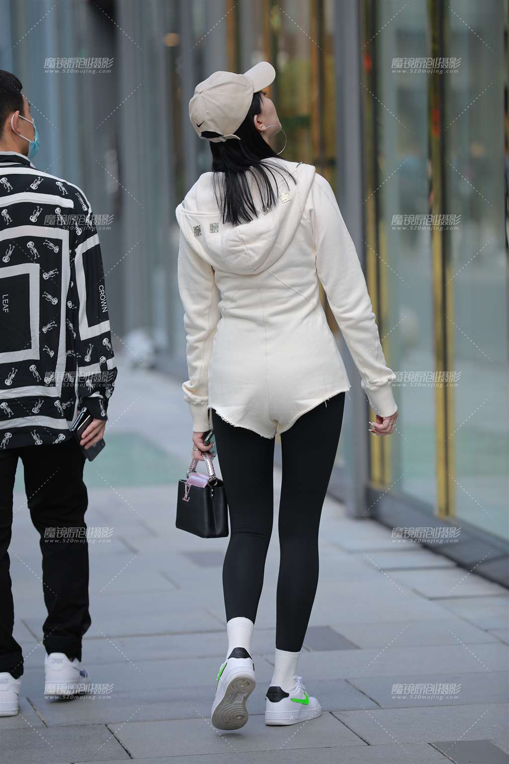 图片[5]-【玻璃街拍】紧身裤连体衣女友-街拍流行馆