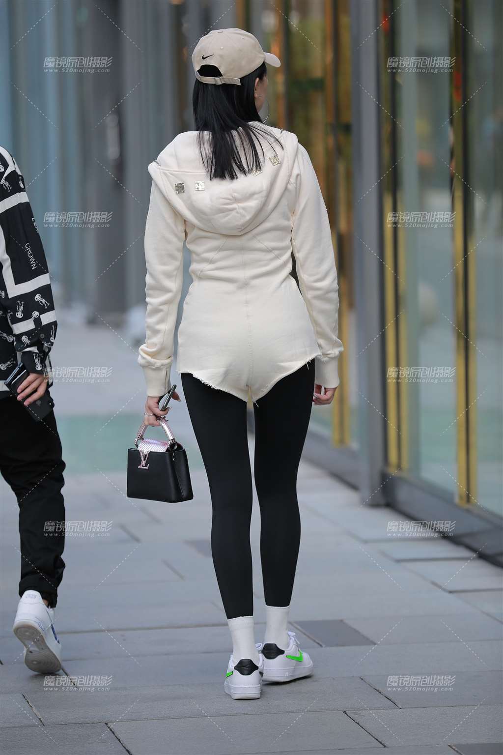 图片[2]-【玻璃街拍】紧身裤连体衣女友-街拍流行馆