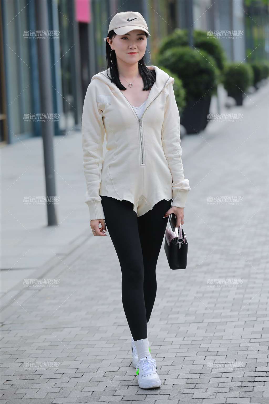 图片[1]-【玻璃街拍】紧身裤连体衣女友-街拍流行馆