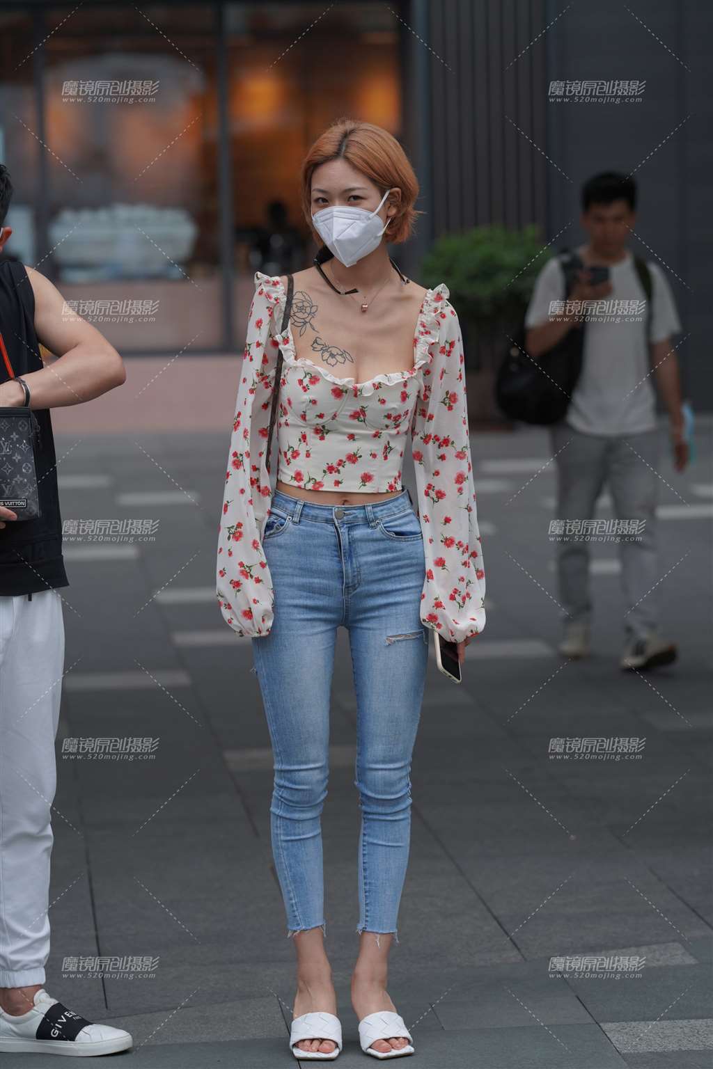 图片[1]-苗条牛仔裤美眉-街拍流行馆