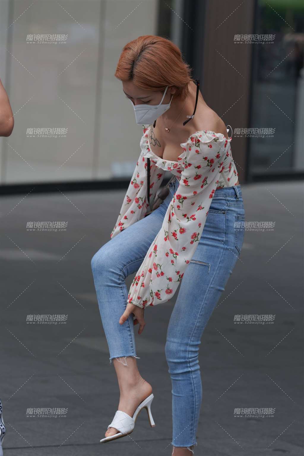 图片[2]-苗条牛仔裤美眉-街拍流行馆