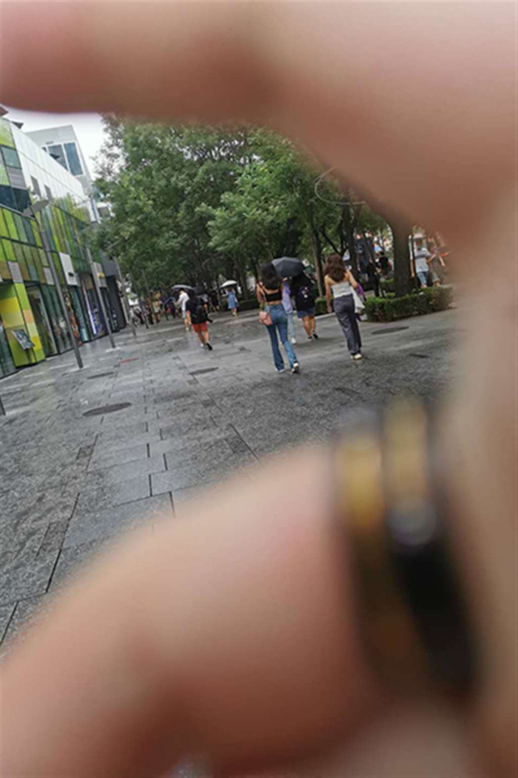 图片[3]-【街拍之魂赛帖】雨中的紧牛美女-街拍流行馆