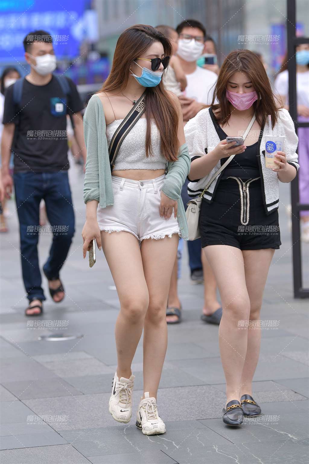 图片[1]-白热裤美女-街拍流行馆
