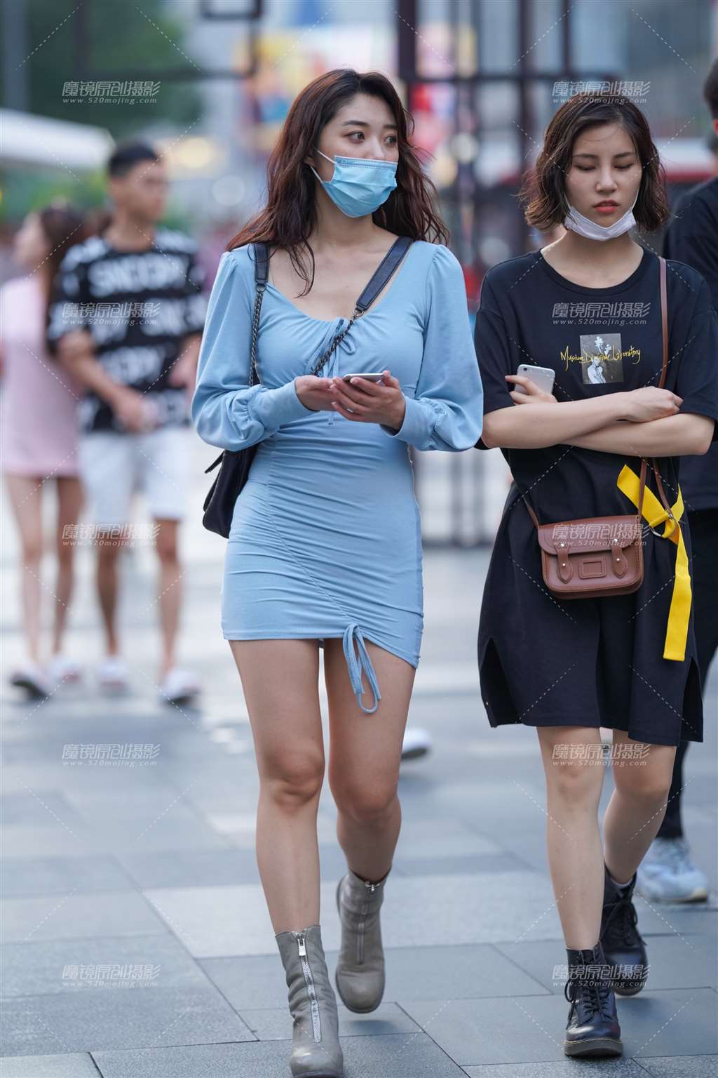 图片[1]-蓝裙美眉-街拍流行馆