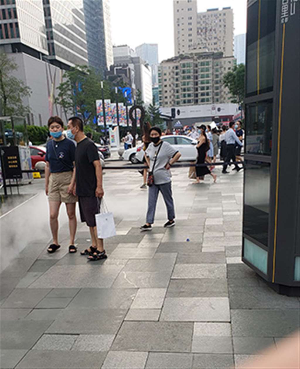 图片[3]-抹胸黑裙-街拍流行馆