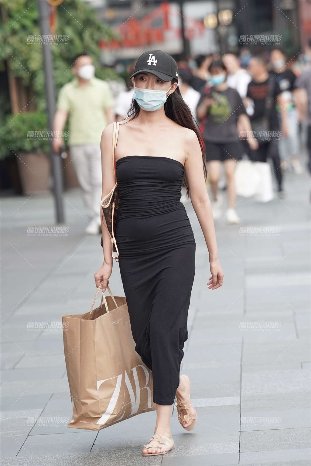 图片[4]-抹胸黑裙-街拍流行馆