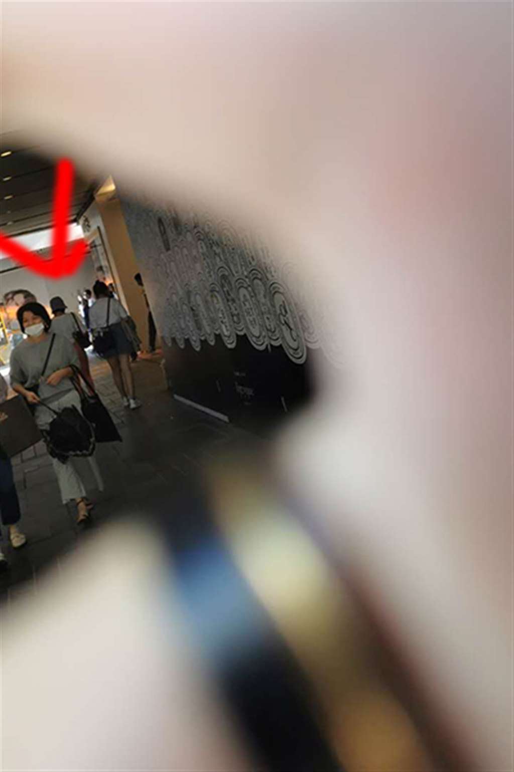 图片[3]-【街拍之魂赛帖】遛狗紧身裤美女-街拍流行馆