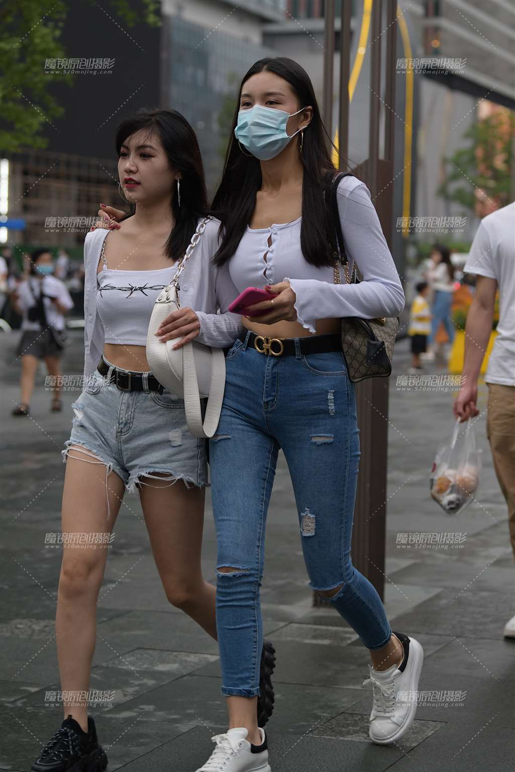图片[1]-下雨天的紧牛美眉-街拍流行馆