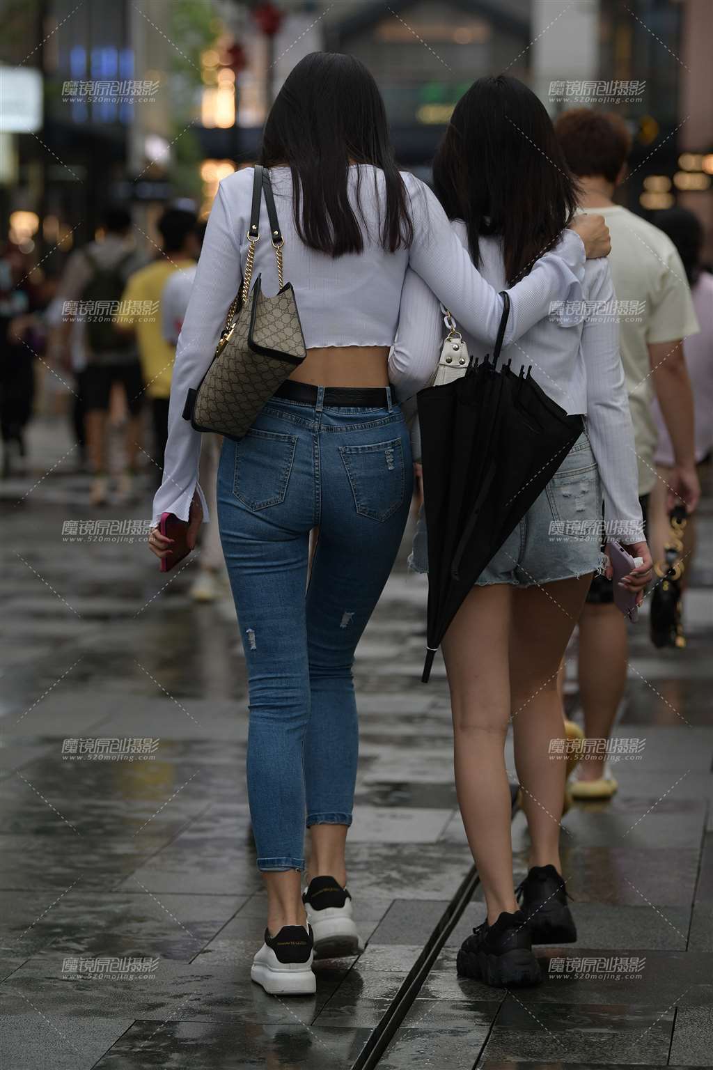 图片[2]-下雨天的紧牛美眉-街拍流行馆