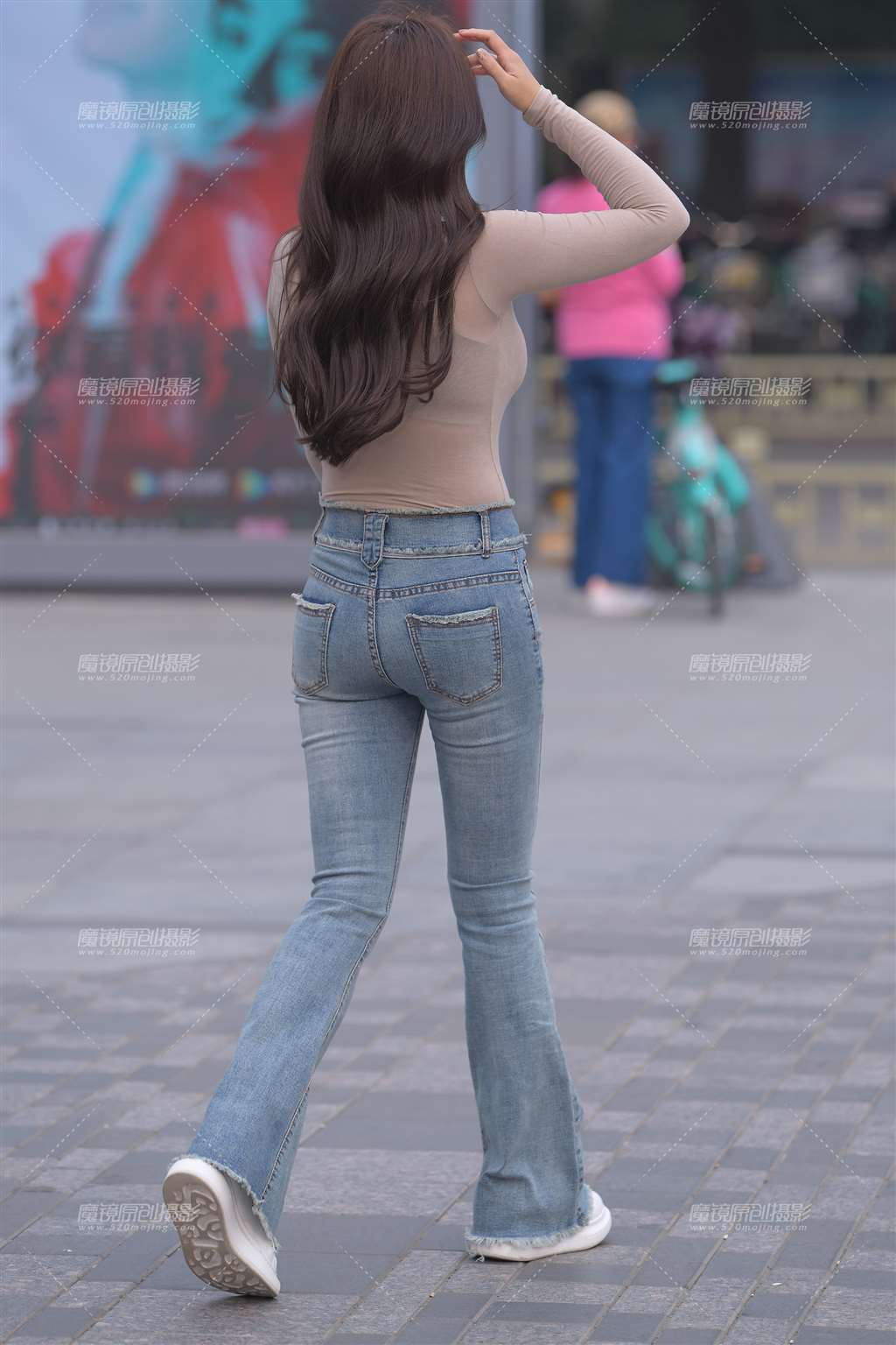 图片[2]-【红石赛贴】牛仔裤美女-街拍流行馆