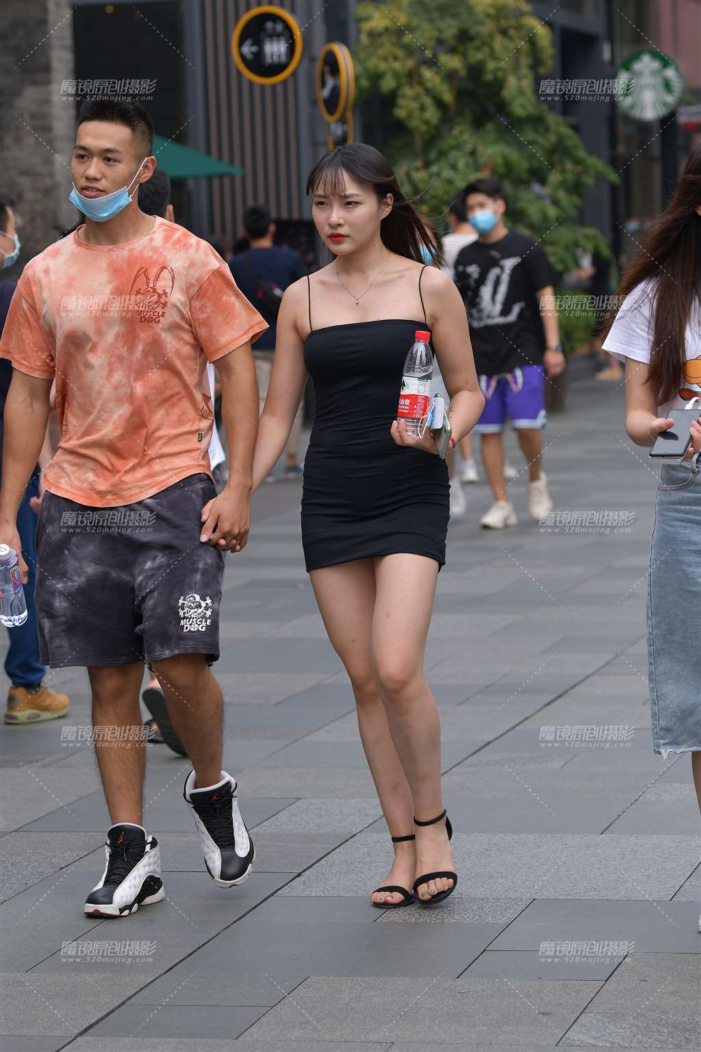 图片[1]-她今天穿裙装，你还认得她吗?-街拍流行馆