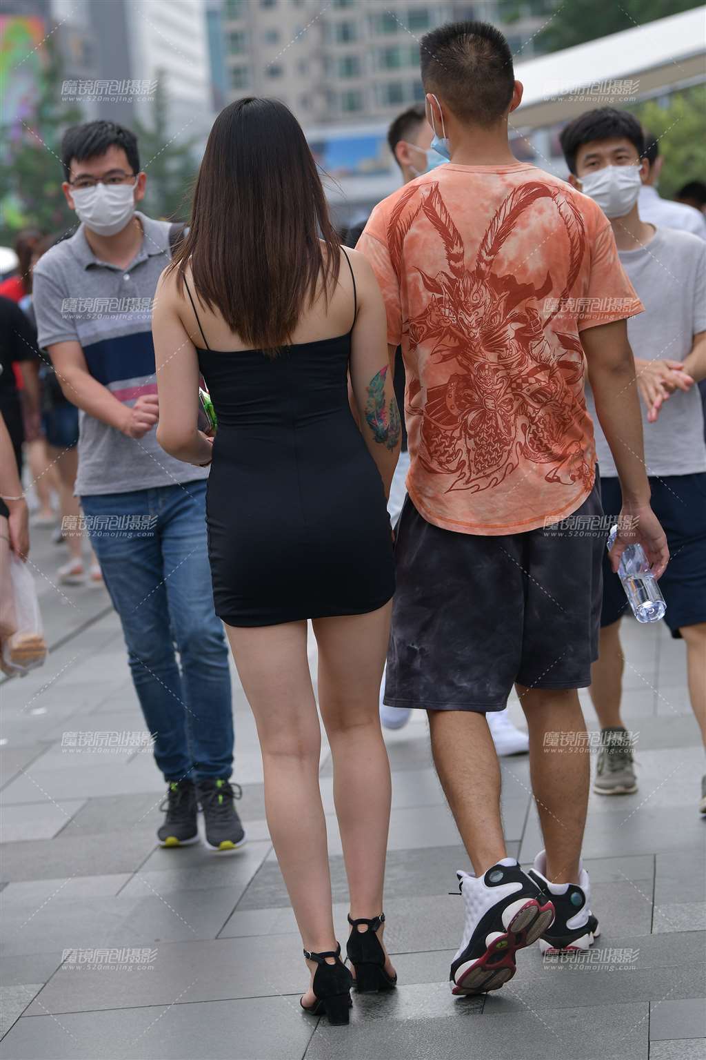 图片[2]-她今天穿裙装，你还认得她吗?-街拍流行馆