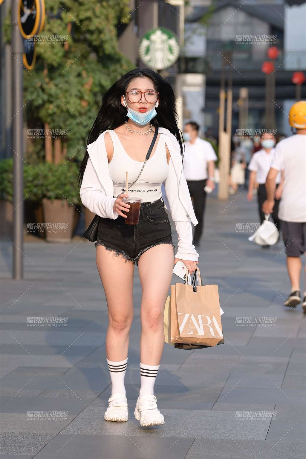 图片[1]-又见她了哦~还是这条裤子-街拍流行馆
