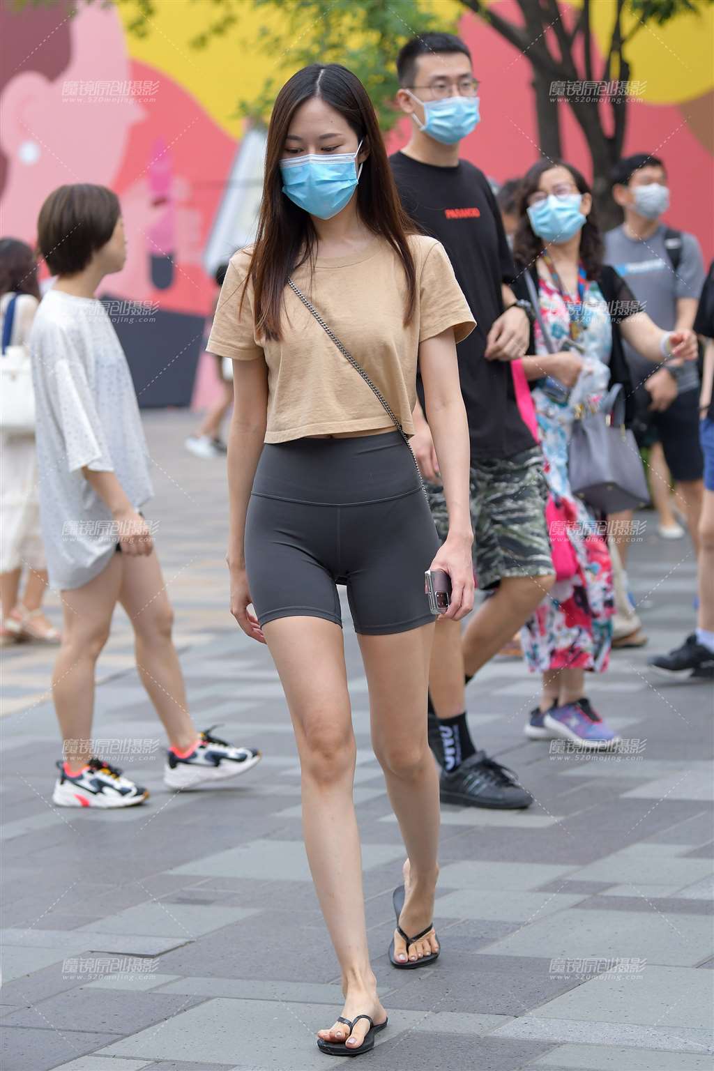 图片[1]-【赛德克赛帖】灰色瑜珈短裤美眉-街拍流行馆