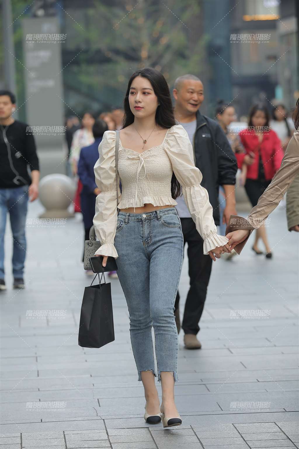 图片[1]-【补档】甜美牛仔裤美眉-街拍流行馆