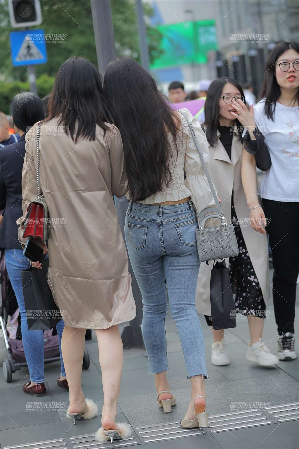 图片[2]-【补档】甜美牛仔裤美眉-街拍流行馆