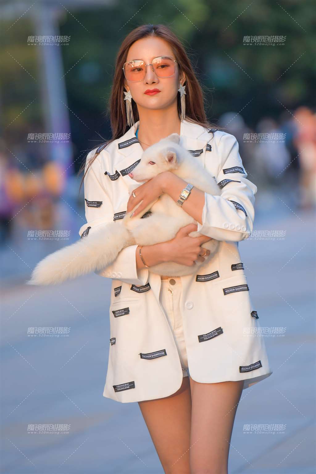 图片[4]-长腿美女与白狐-街拍流行馆