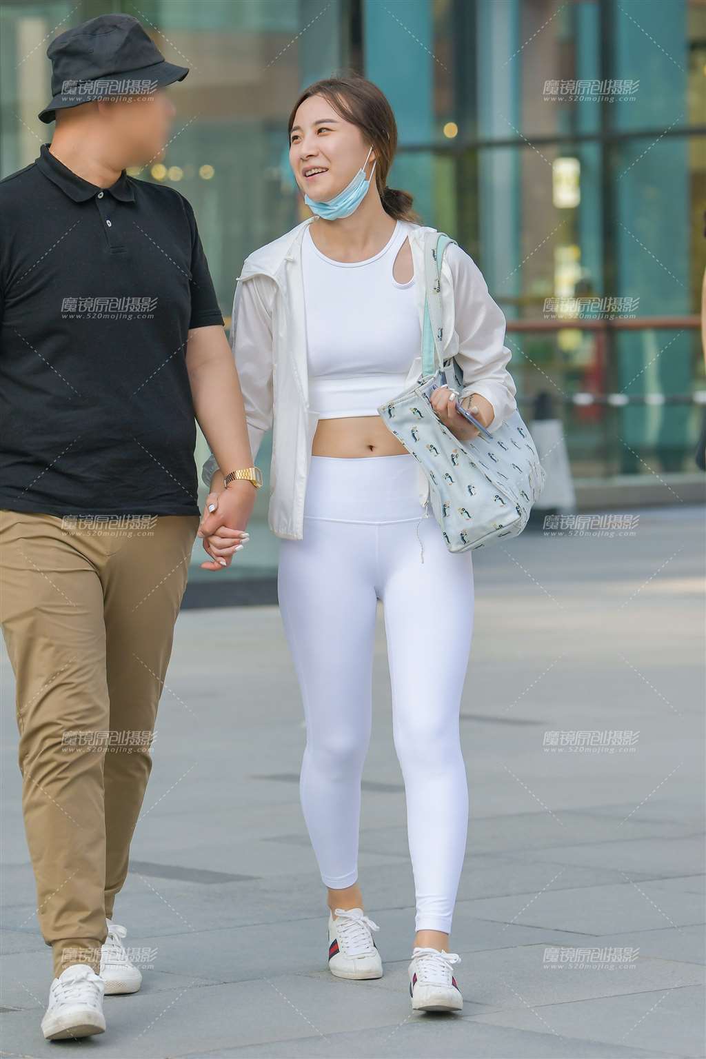 图片[1]-白色瑜珈裤妹子-街拍流行馆