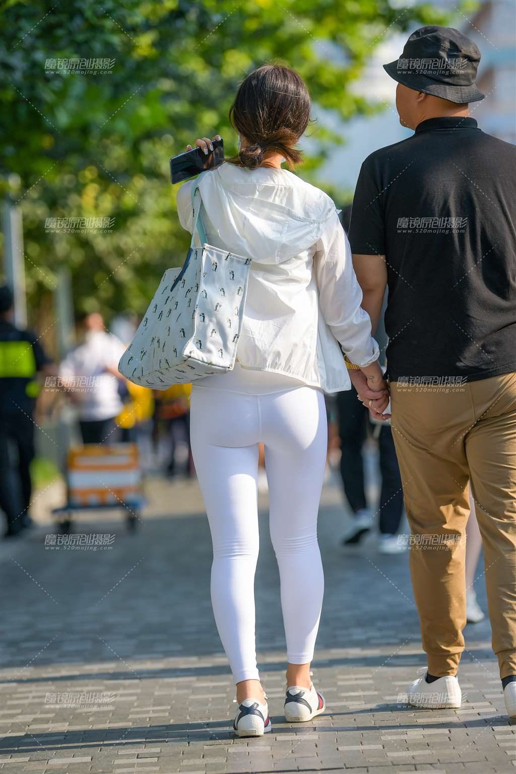 图片[2]-白色瑜珈裤妹子-街拍流行馆