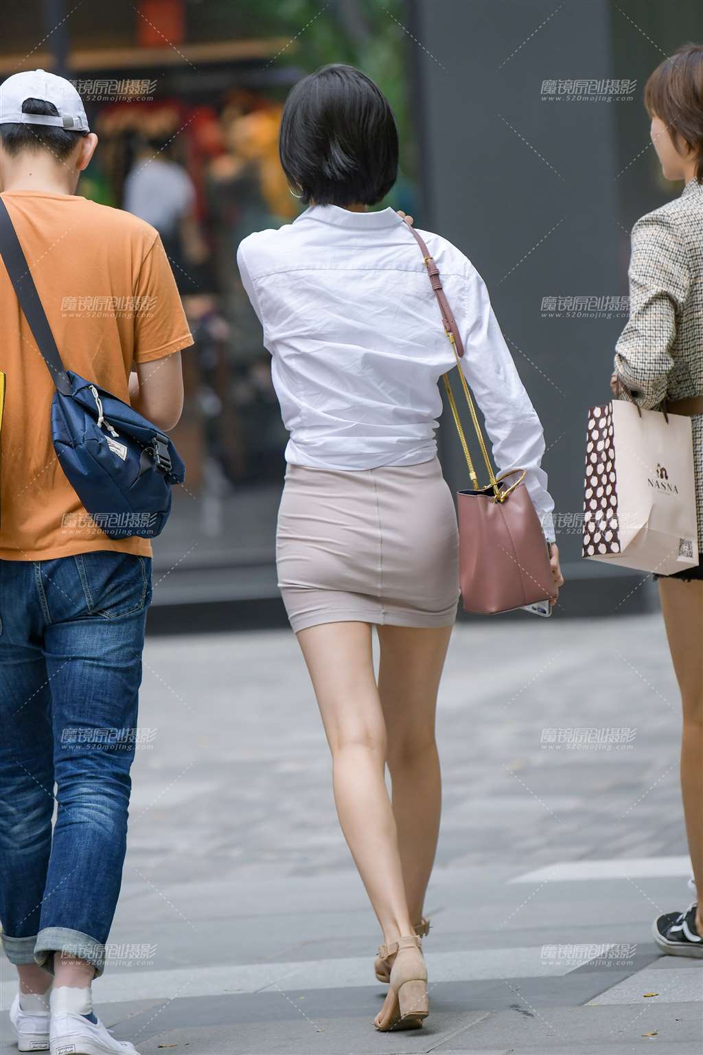 图片[2]-长腿短裙美女-街拍流行馆