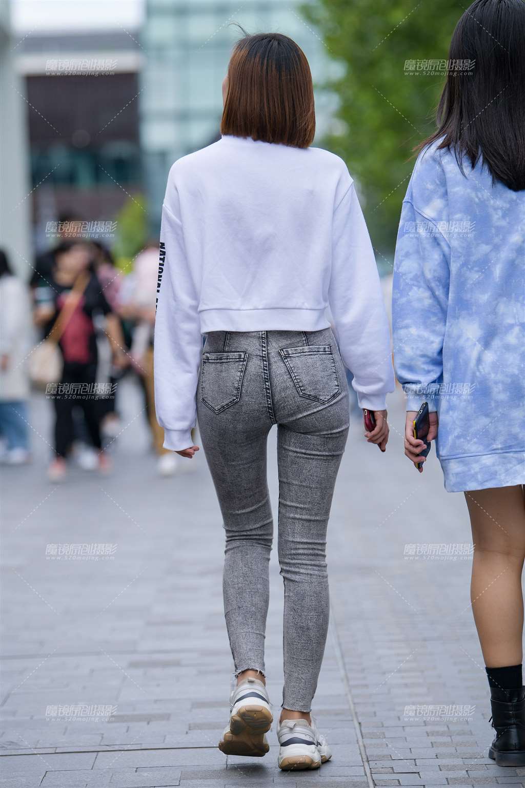 图片[2]-短发灰紧牛妹子-街拍流行馆