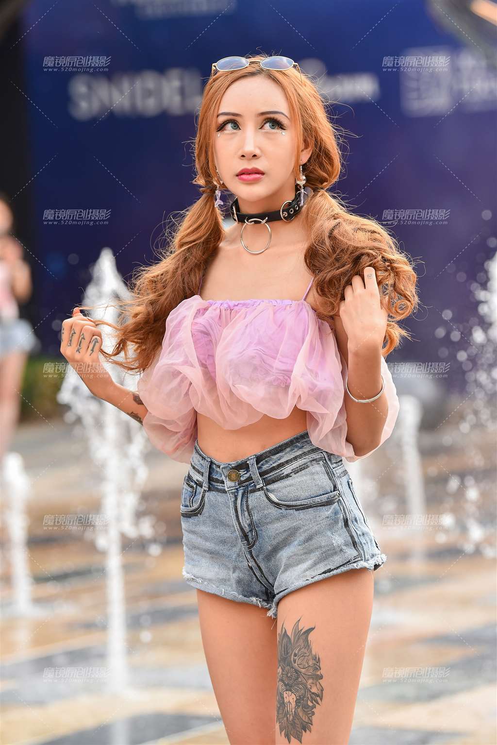 图片[1]-花臂YY热裤美眉-街拍流行馆