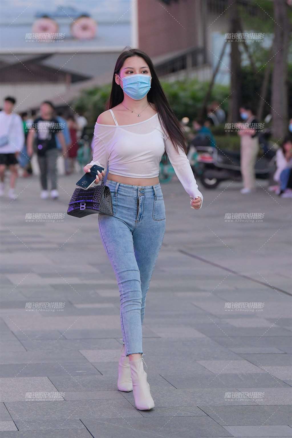 图片[4]-浅蓝色紧牛美女-街拍流行馆